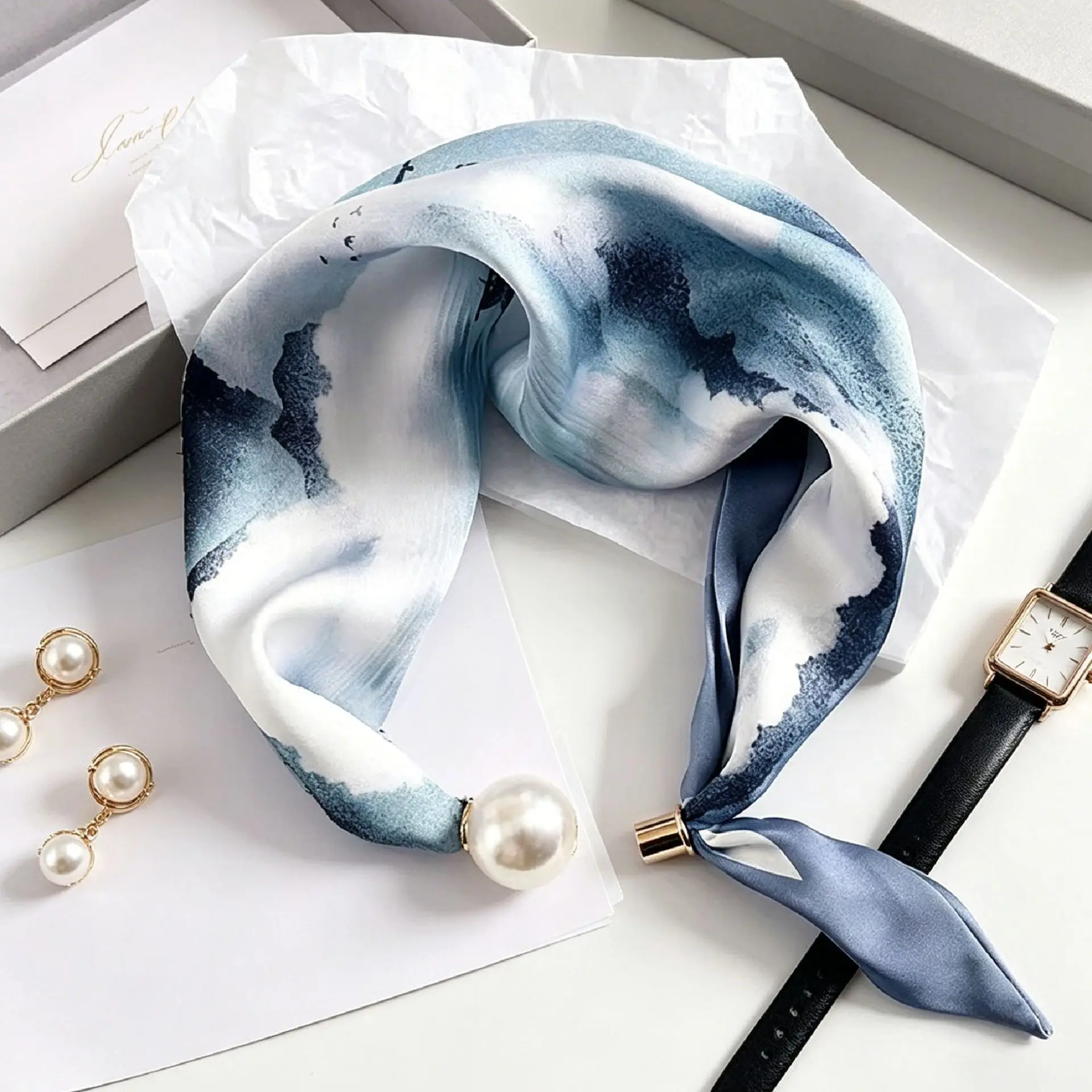 Luxuriöser dünner Sommer-Seidenschal für Damen mit Perlen, magnetischer Schnalle, eleganter Halstuch für Mädchen mit süßem Anhänger und Schlüsselbeinkette – Detail 7