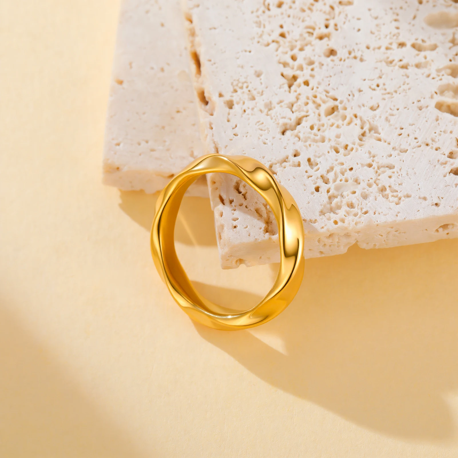 Kkjoy Möbius-Ring aus Edelstahl, goldfarben, silberfarben, gedrehtes Band, minimalistisch, für Paare, trendiger Schmuck, Geschenke, verschiedene Größen für Männer und Frauen – Detail 5