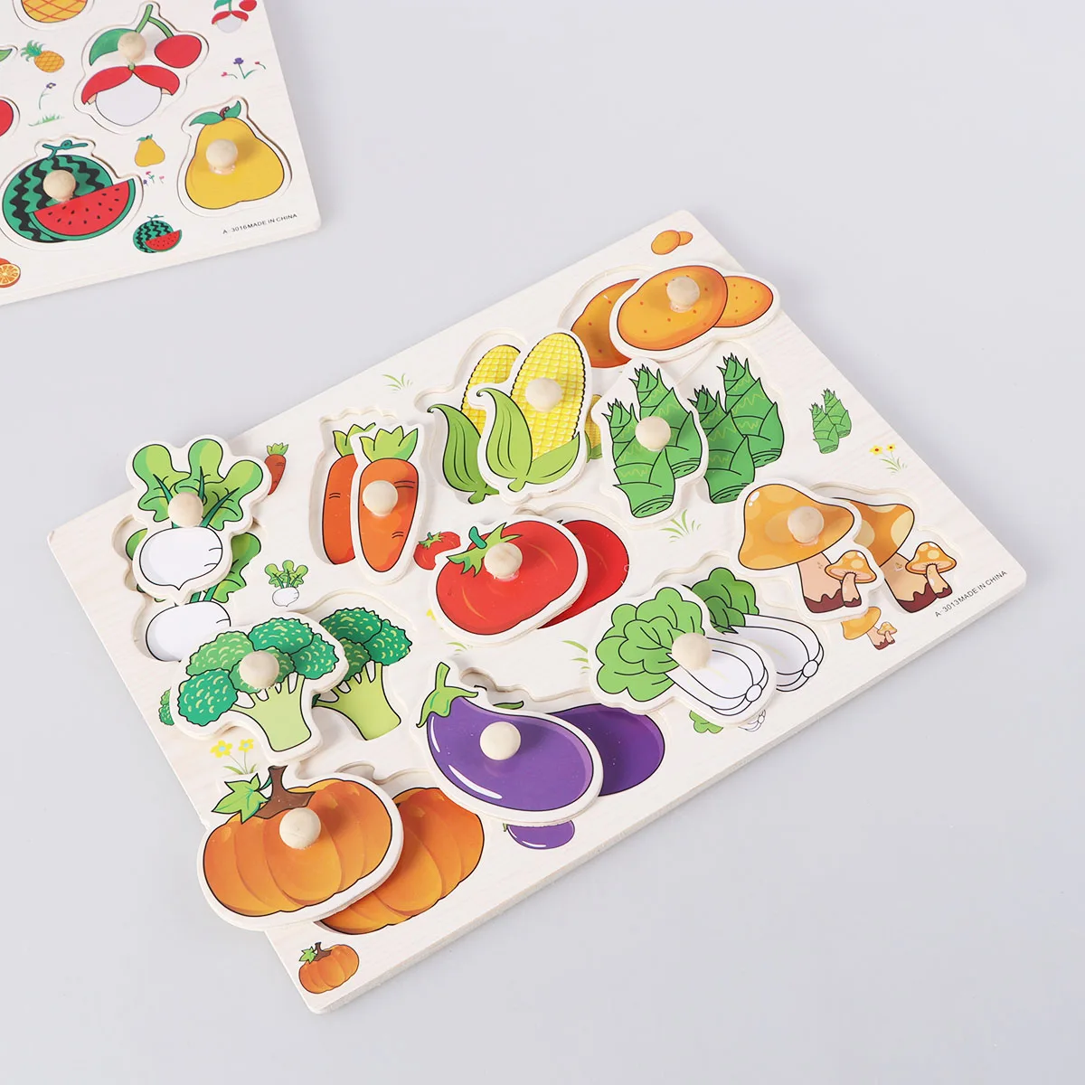 قطعتان من ألعاب الألغاز الخشبية بمقابض على شكل فواكه وخضروات لتعليم الأطفال الصغار وتنسيق حركات العين والأشكال