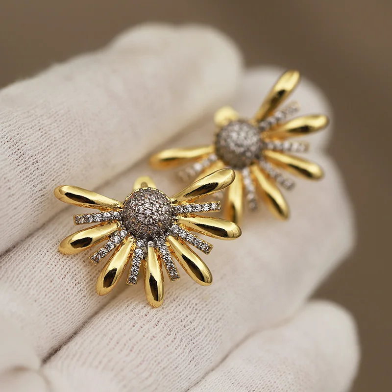 New Sight Design Unique Metal Zirconia Flower Stud Earrings for Women Fashion Brand Brand Vintage Crystal Earrings Gift