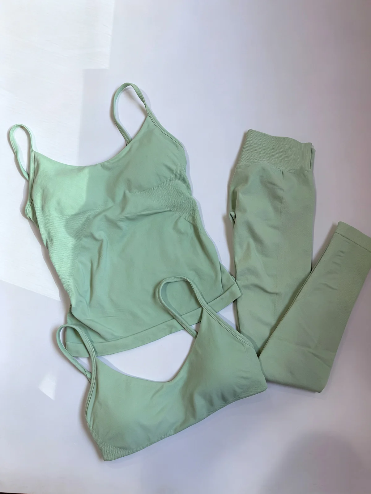 Denyf Damen-Yoga-Set mit dünnen Trägern, rundem Halsausschnitt, nahtlosem Design, herausnehmbaren Einlagen, Sport-BH und Shorts für Fitness-Training. – Detail 30