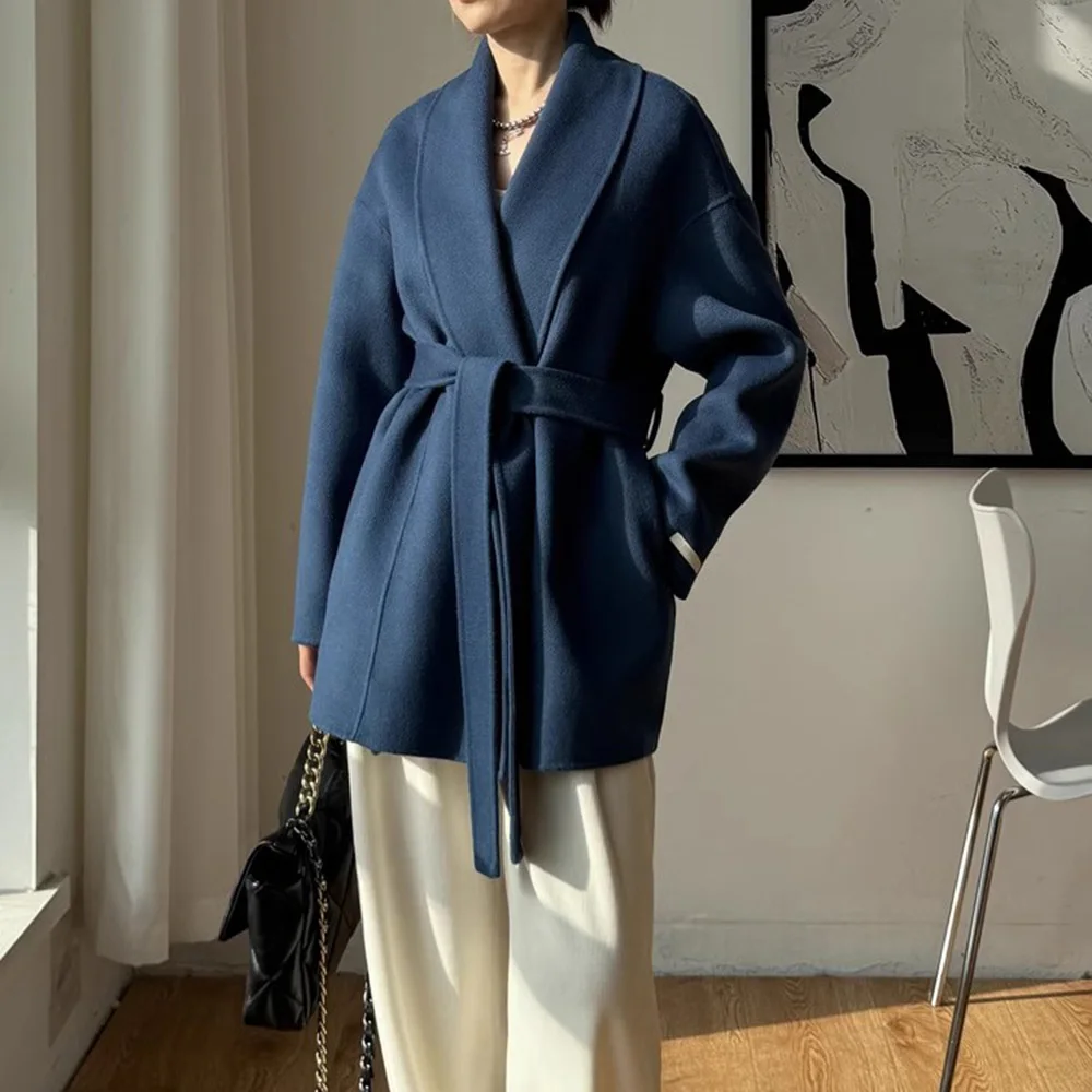 2024 Nieuwe High-end 100% Wollen Jas Damesmode Lace Up Badjas Ontwerp Wollen Jas Fruit Kraag Korte Regelmatige Lengte Herfst