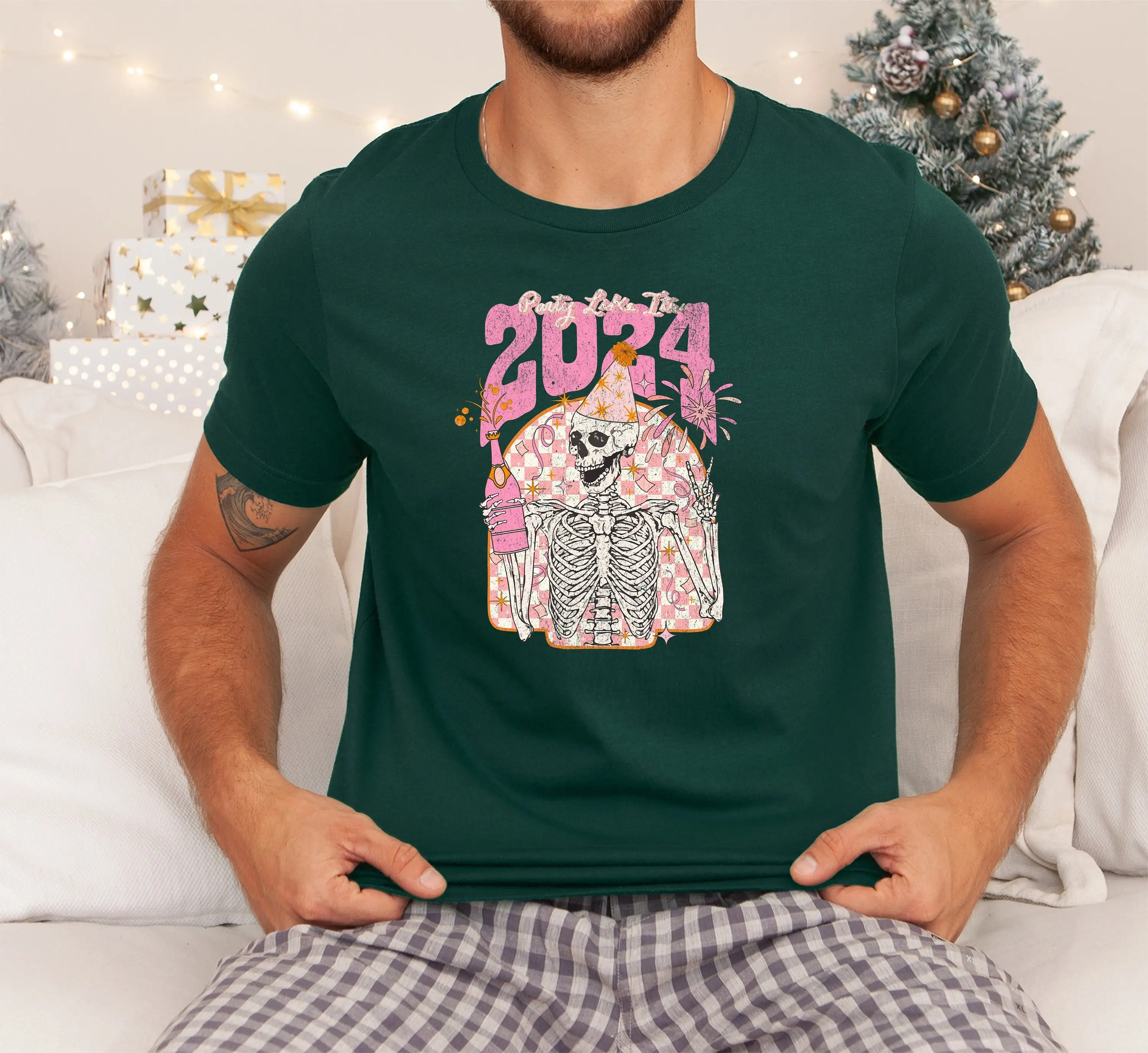 

Футболка Party Like It's 2024, Новый год, Groovy Christmas Happy Retro