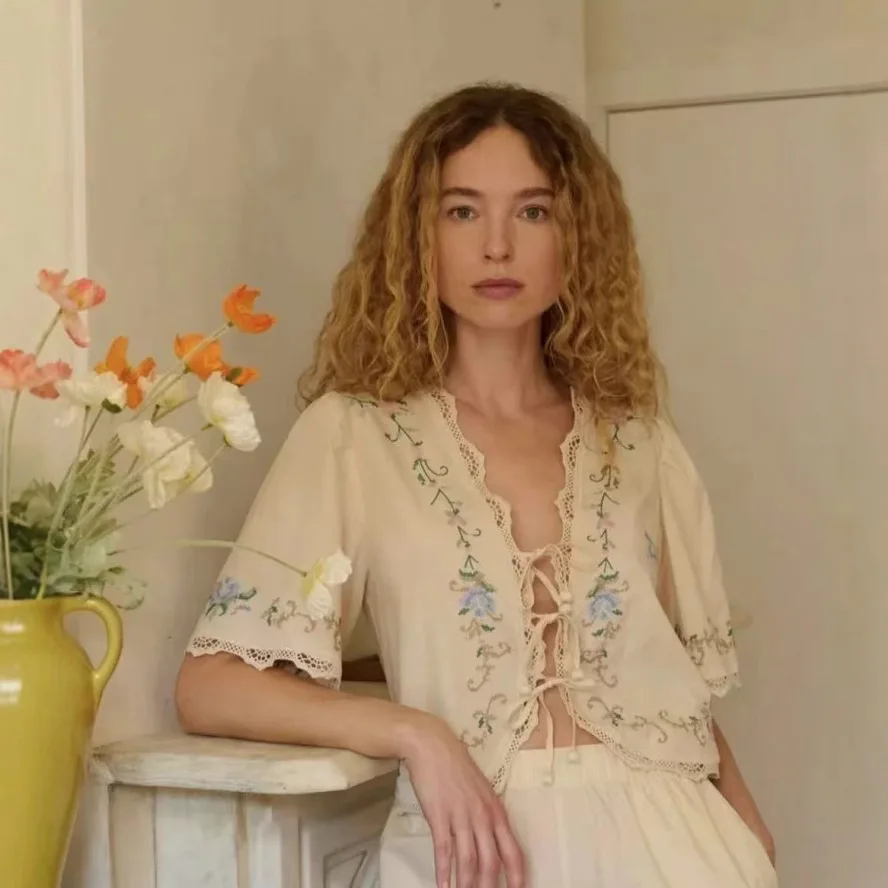 الفرنسية 2025 الصيف موضة قميص جديد الحلو تي شيرت مطرز الربط الدانتيل الدانتيل متابعة خمر عالية الخصر مرونة قصيرة بانت