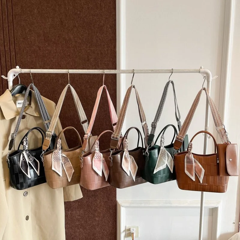 

Пригородная сумка большой вместимости для деловых женщин с повседневным однотонным и уникальным роскошным дизайном логотипа с буквами