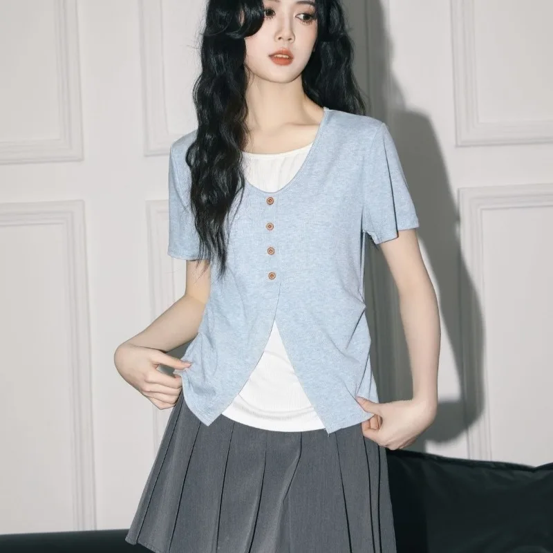 

Женский голубой повседневный топ с короткими рукавами и пуговицами из двух частей