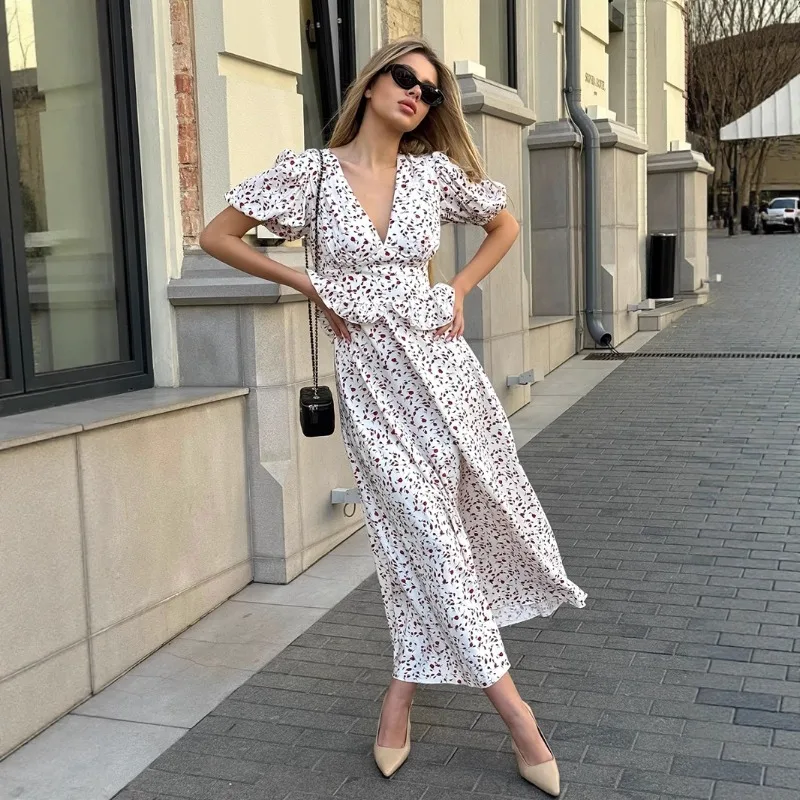 ชุดเดรสคอวีลายดอกไม้ยุโรปและอเมริกา 2025 ฤดูร้อนใหม่พิมพ์เอว cinching กระโปรงยาวชุดแขนฟองสําหรับผู้หญิง