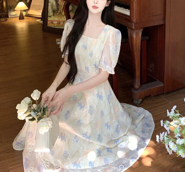 Jurk met vierkante hals in Franse stijl voor de zomer van 2025, nieuwe high-end dunne taille afslankende temperament a-lijn bloemen mesh-jurk
