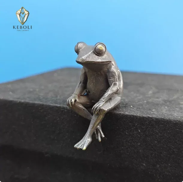 Retro Brass Frog Figurine - Cute Thinking Pose Animal Statue, Vintage Metal Desktop Ornament for Home & Office Decor Gift