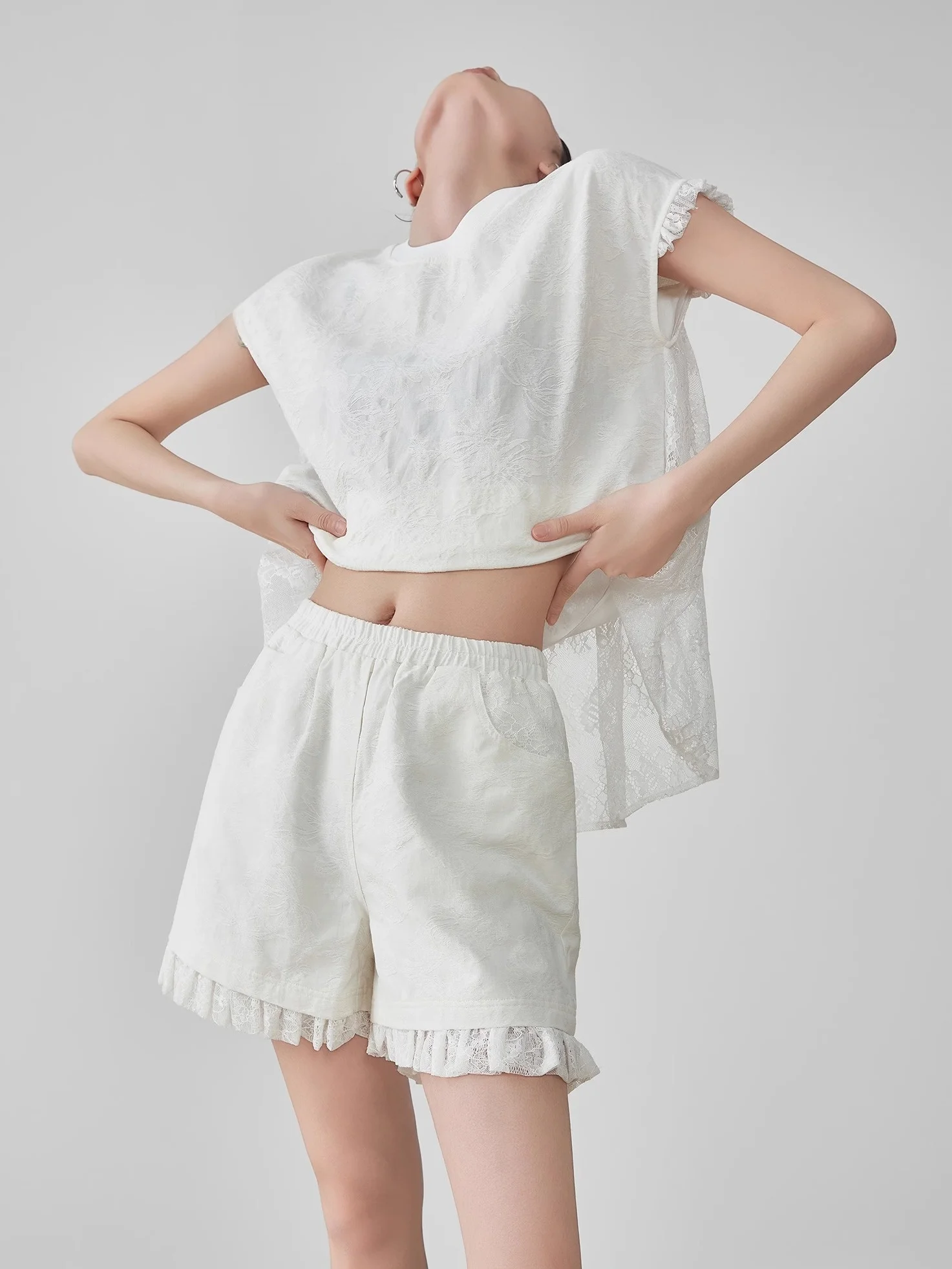 

Белый комплект из двух предметов: футболка с вышивкой, кружевными вставками и оборками, и уникальные суперкрасивые шорты А-силуэта. Модный женский комплект.