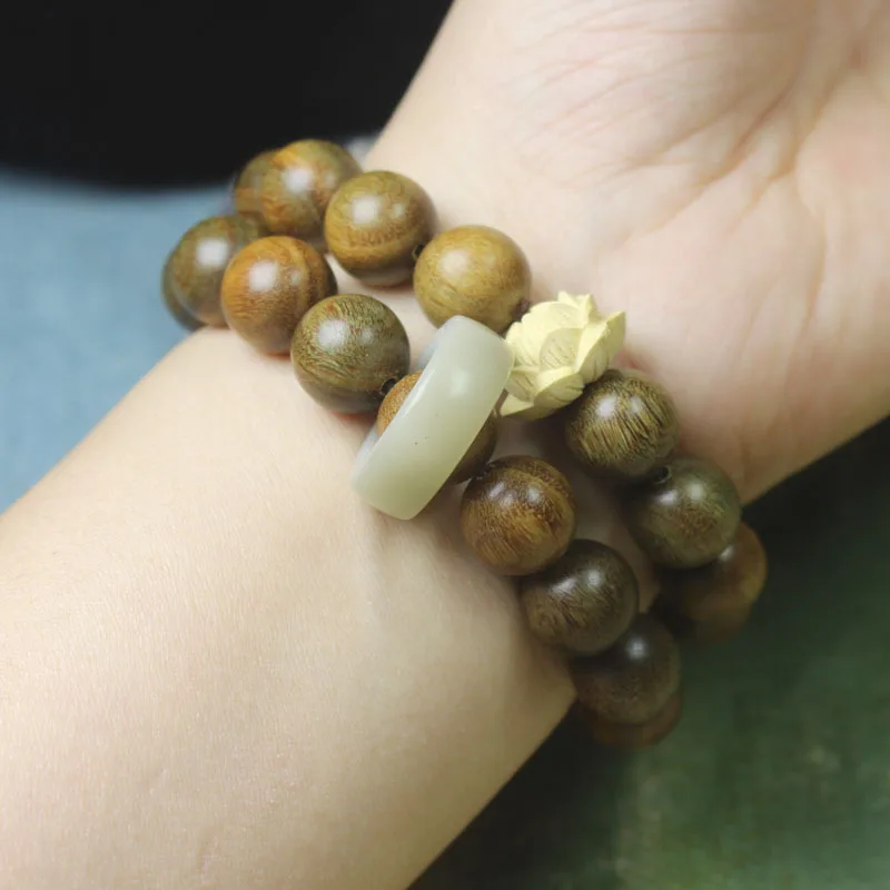 Green sandalwood prayer beads, boxwood lotus hand-held bracelet, wooden Buddhist beads with a pleasant fragrance