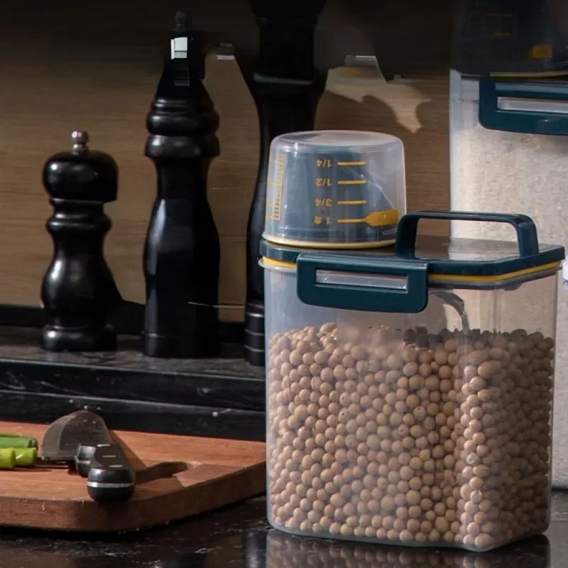 Contenedor hermético de plástico para almacenamiento de alimentos para mascotas con taza medidora, contenedor sellado a prueba de humedad para alimentos secos para perros y gatos, gran capacidad para mascotas