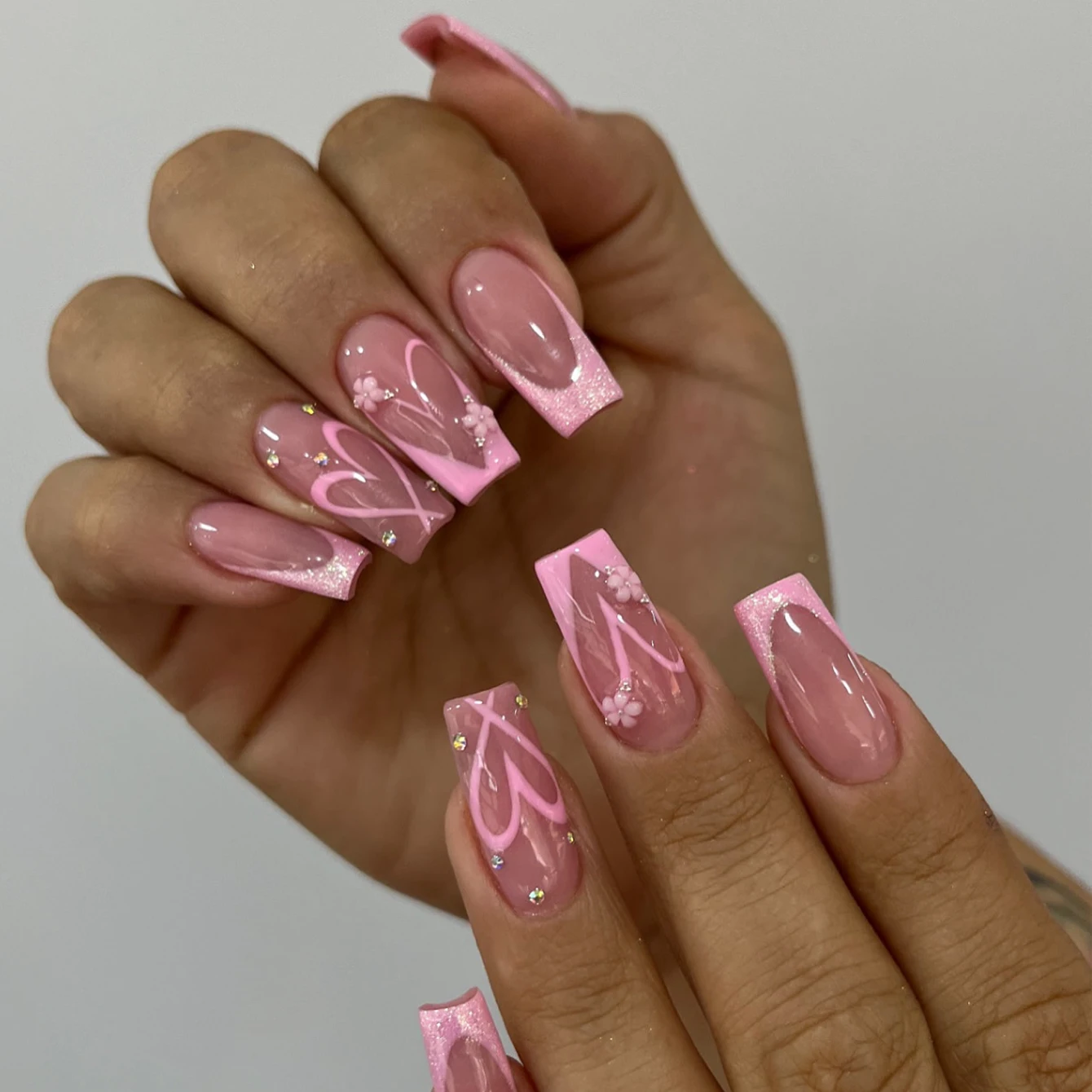 10 SZT. Francuskie sztuczne paznokcie akrylowe, pełne pokrycie, naturalny róż, odpowiednie dla kobiet, wzór kwiatowy, zdobione cyrkoniami.