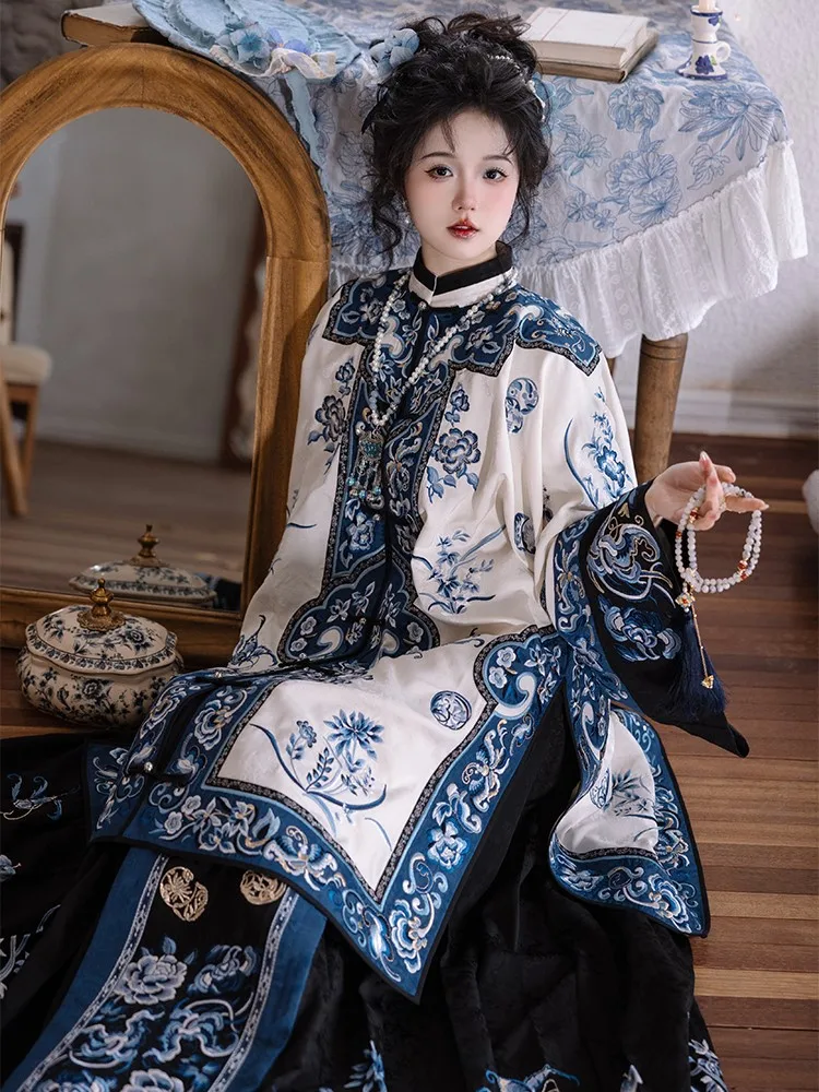 

A Manchu embroidery heavy Industry front-opening blouse with restored feel for women in the Qing and Han dynasties