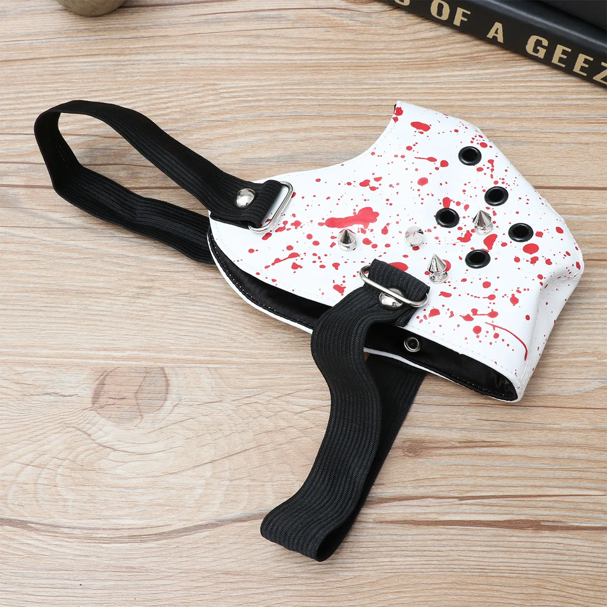 

Полумаска с заклепками, белая и красная маска на Хэллоуин, крутая панк-кровавая индивидуальность, регулируемая резинка