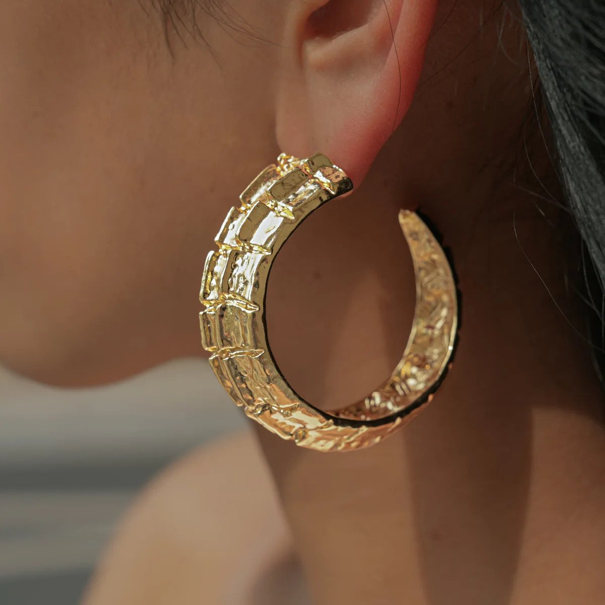 

Chunky Crocodile Texture Hoop Earrings for Women Men Fashion Statement Textured C-Shaped Huggie Earrings Punk Party Jewelry