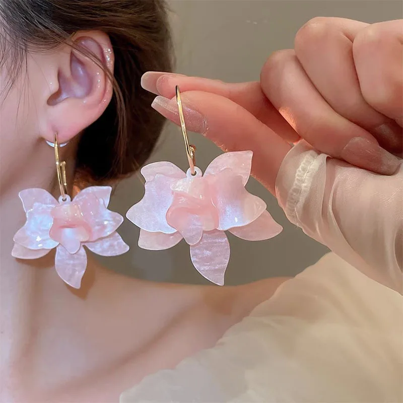 أقراط زهرة الأكريليك الرجعية للنساء الفرنسية الأنيقة الخفيفة الفاخرة الأقراط المألوف مزاجه اكسسوارات الحفلات