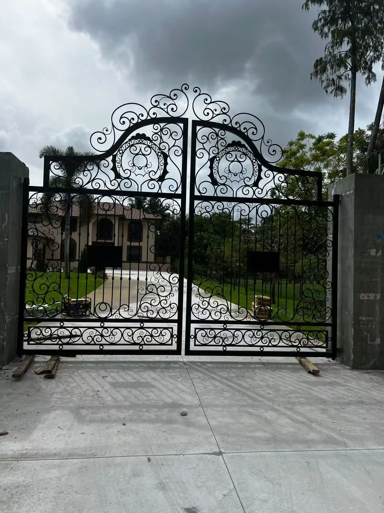 Home Garden Wrought Iron Driveway Gates Customizable Security Privacy Outdoor Iron Gate