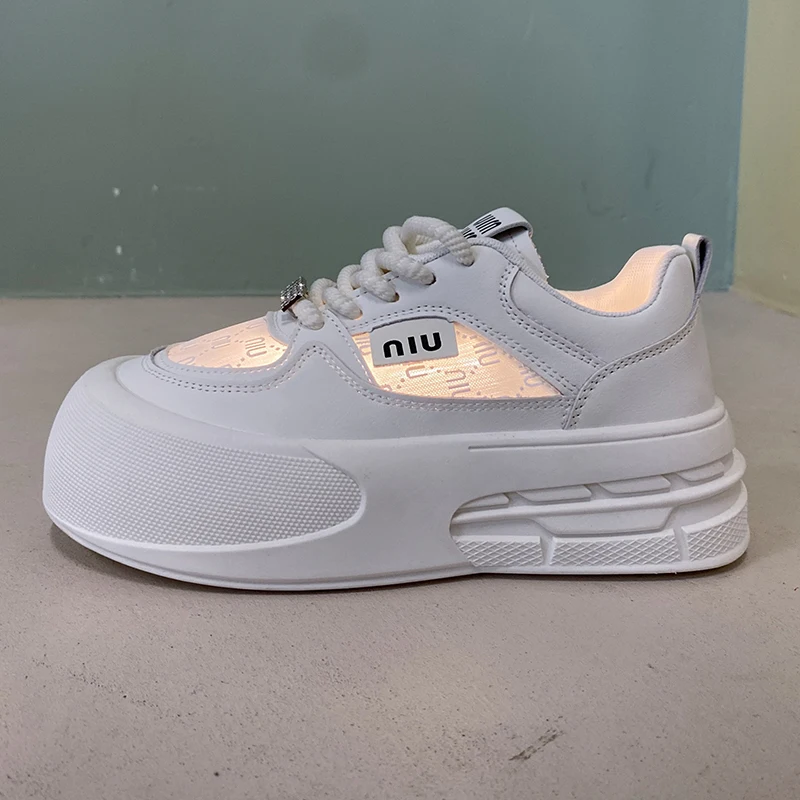 Nuove scarpe da donna alla moda scarpe a rete con suola spessa scarpe bianche piccole comode scarpe Casual traspiranti antiscivolo resistenti all'usura