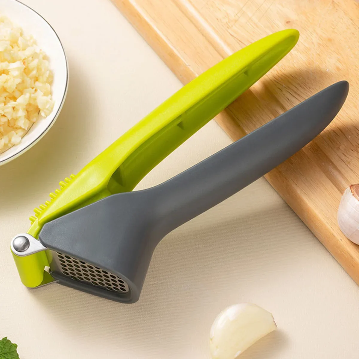 

(color random) 1PC Manual garlic press; kitchen tool for crushing garlic cloves
