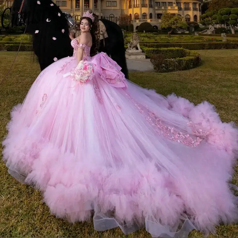 Abiti Quinceanera con fiocco pieghettato illusione rosa personalizzato Abito da ballo con spalle scoperte Tulle Applicazioni in pizzo Dolce 15 anni messicano