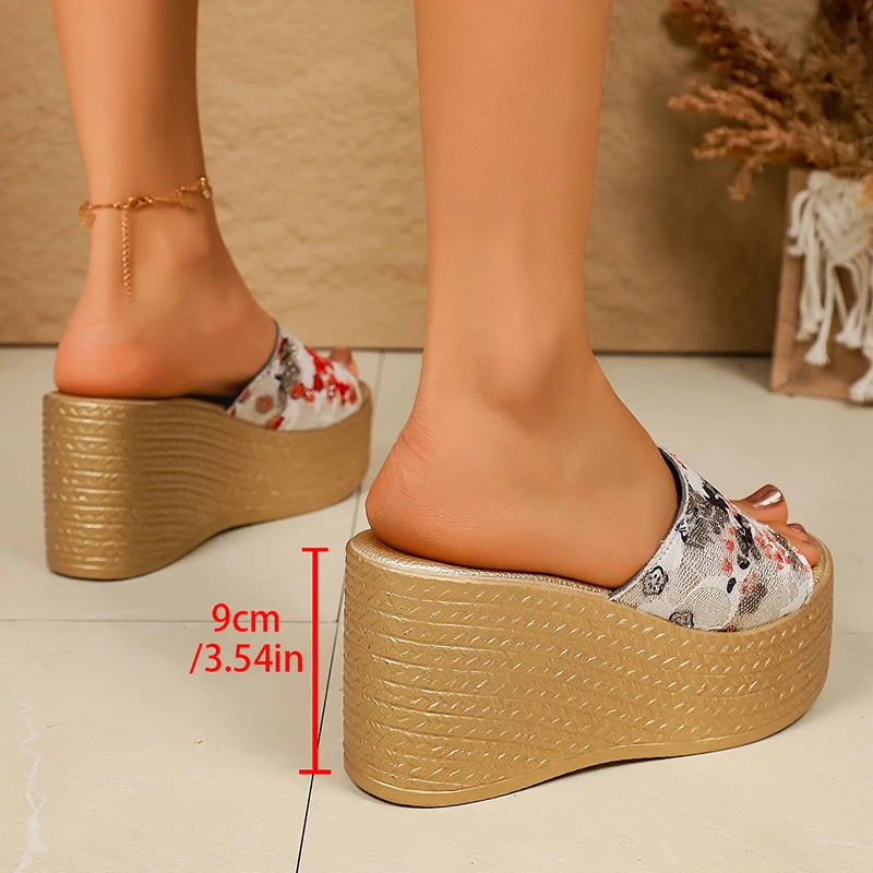 Moda flor impressão cunha chinelos feminino 2026 verão ouro sola grossa sandálias plataforma mulher plus size chinelos de salto ao ar livre