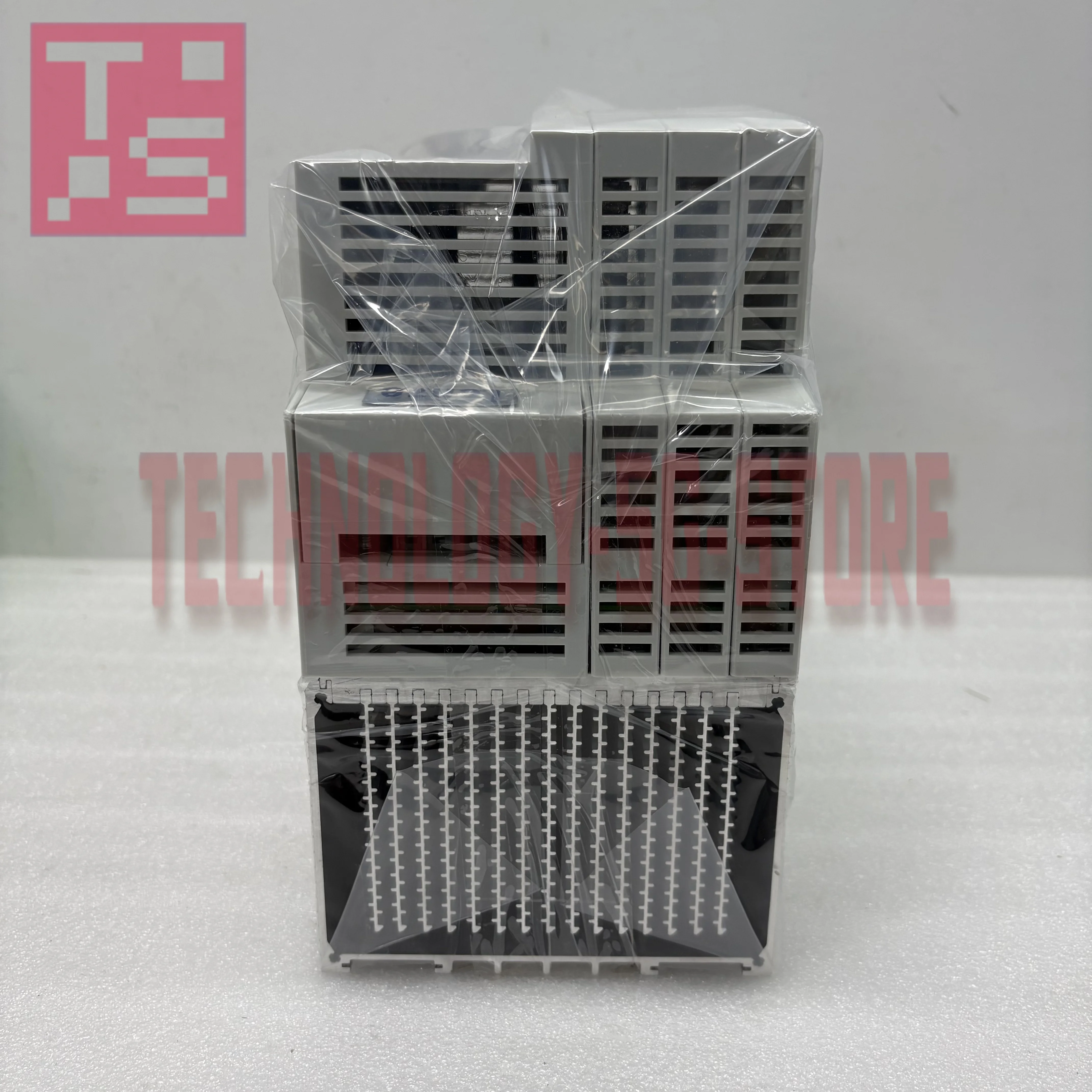 サーボドライバー 新品箱入り EVS9326-EIV907