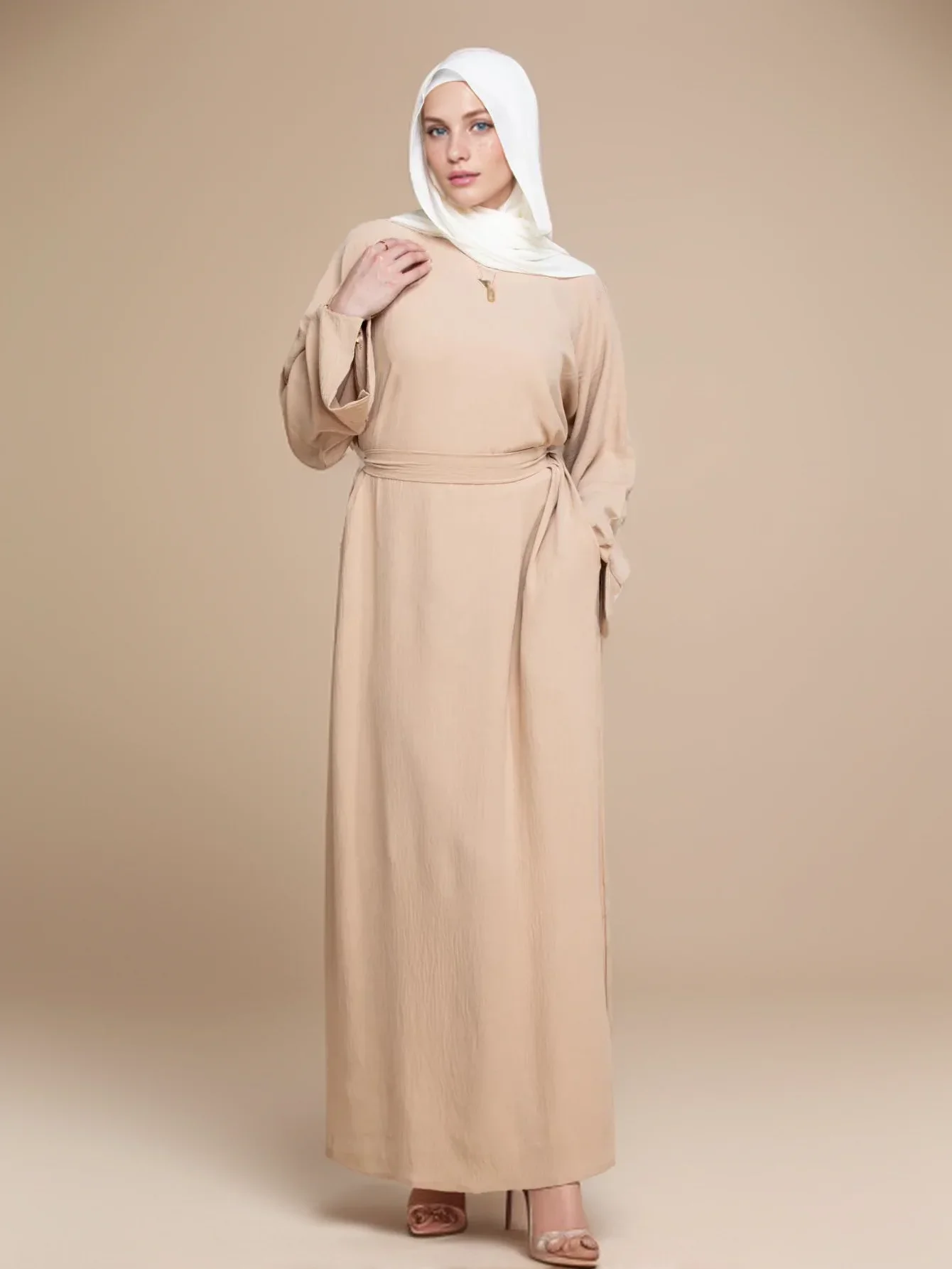 عباية نسائية إسلامية جديدة لعام 2025 برقبة دائرية وتصميم مشط للخصر لأحداث دينية لرمضان في الشرق الأوسط وملابس يومية متواضعة