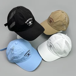 Szybkoschnąca siatkowa czapka z daszkiem z haftem w kształcie litery Outdoor New Men Woman Oddychająca sportowa osłona przeciwsłoneczna Wszechstronna modna czapka typu snapback