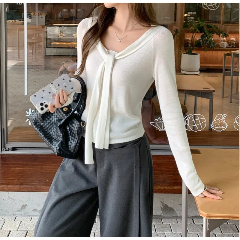 لطيف نمط تصميم الدانتيل متابعة الخامس الرقبة طويلة الأكمام تي شيرت المرأة خريف 2025 سليم سليم قاعدة الداخلية قميص علوي