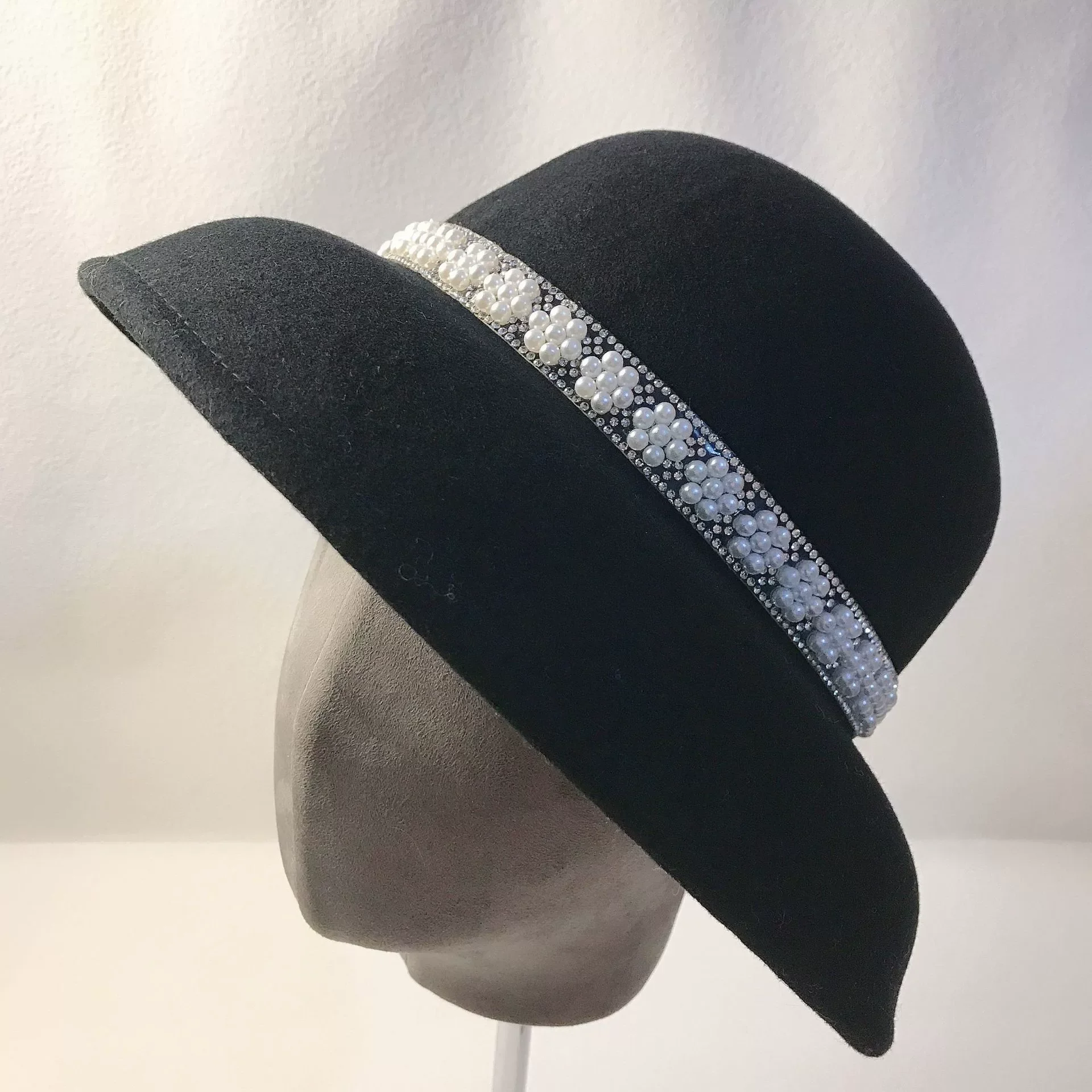 

Autumn and winter new high-end wool Hepburn wind lamp hood hat rhinestone pearl curved brim basin hat tide