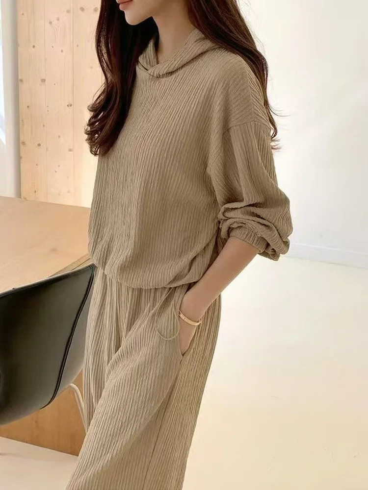 

Комплект: женский худи с длинными рукавами и брюки свободного кроя с высокой талией и шнурком на поясе, прямые штанины, повседневный стиль