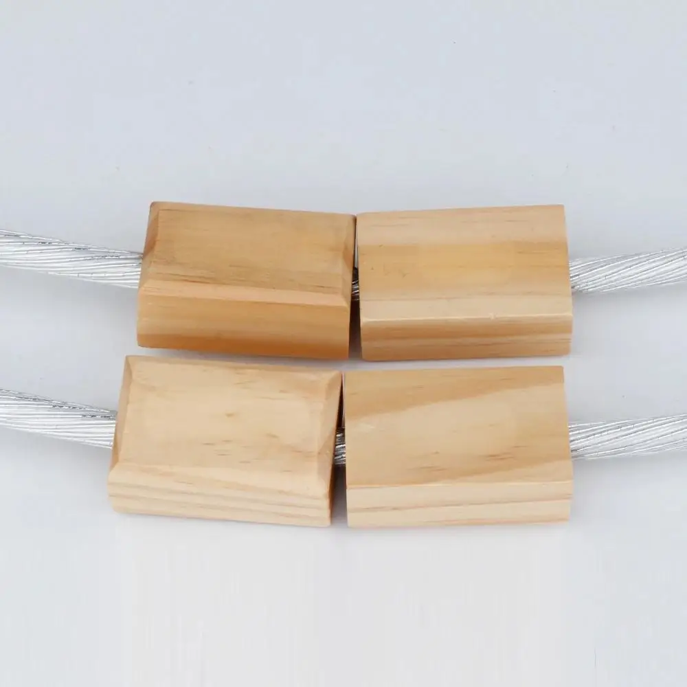 HiFi Supreme Reference 8 코어는 RCA 케이블과 앰프 CD 플레이어용 탄소 섬유 RCA 플러그를 상호 연결합니다.