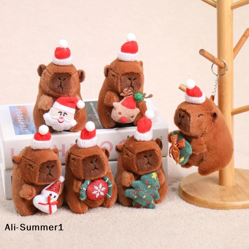 【E】Uroczy świąteczny breloczek z kapibarą, pluszowa zawieszka, miękka wypchana lalka, ozdoba do plecaka, prezent na Nowy Rok