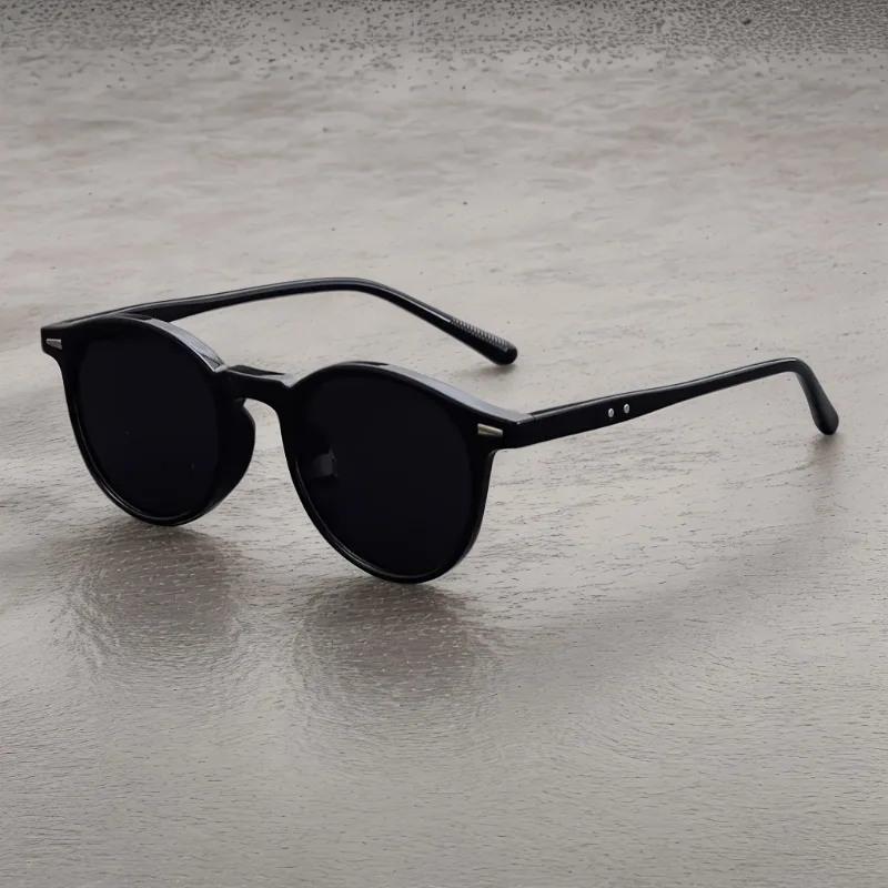 Retro-Oval-Sonnenbrille mit beigefarbenen Nieten. Ein ausgezeichnetes Geschenk für Thanksgiving, Neujahr und Weihnachten voller Spaß.