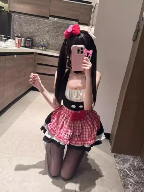 ギンガムエプロンをのせたメイド風ミニドレス — フリルとリボンで仕上げた一枚