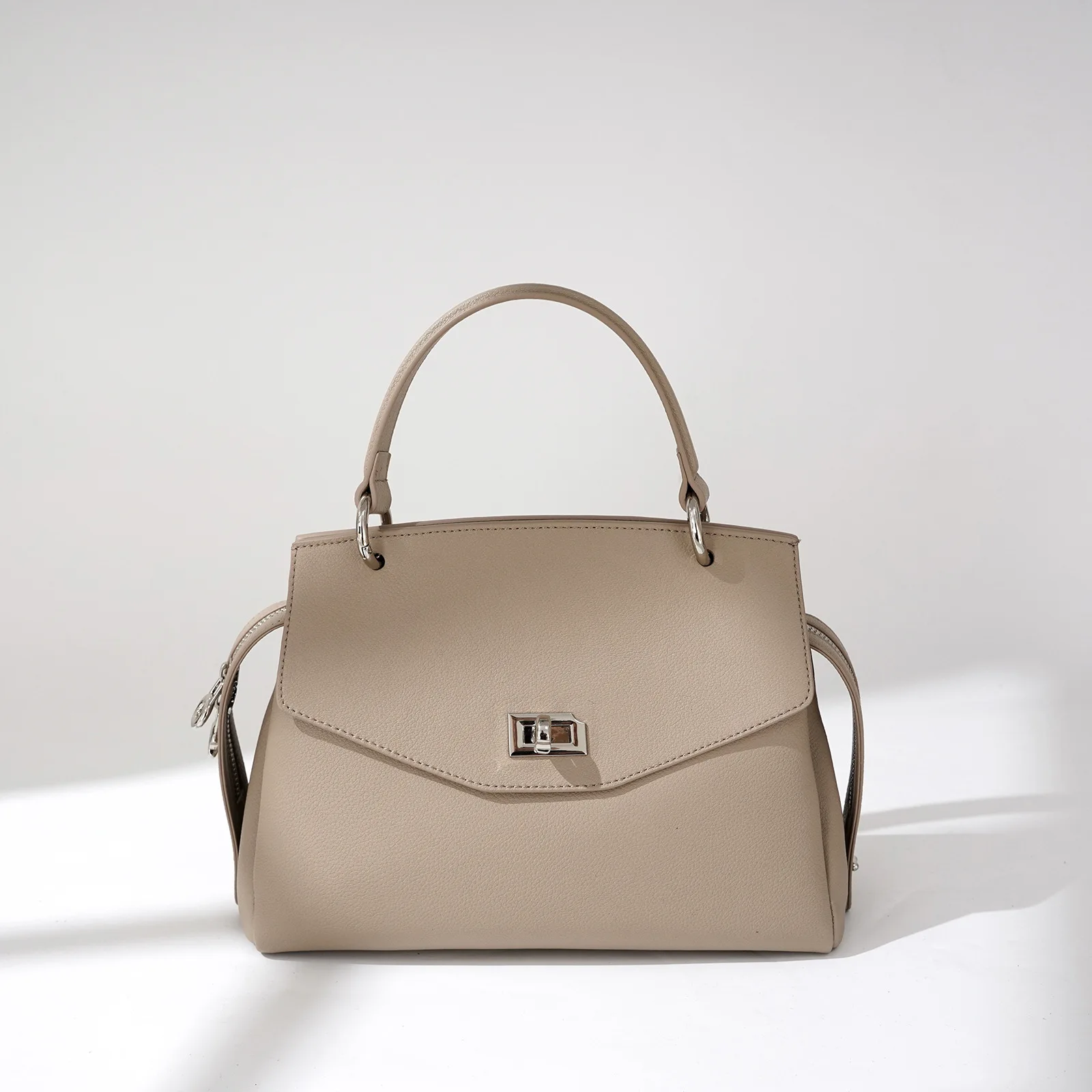 

Elegant Leather Tote Bag For Ladies With Unique Leisure Design And Large Capacity Easily Serves As A Versatile Diaper Bag