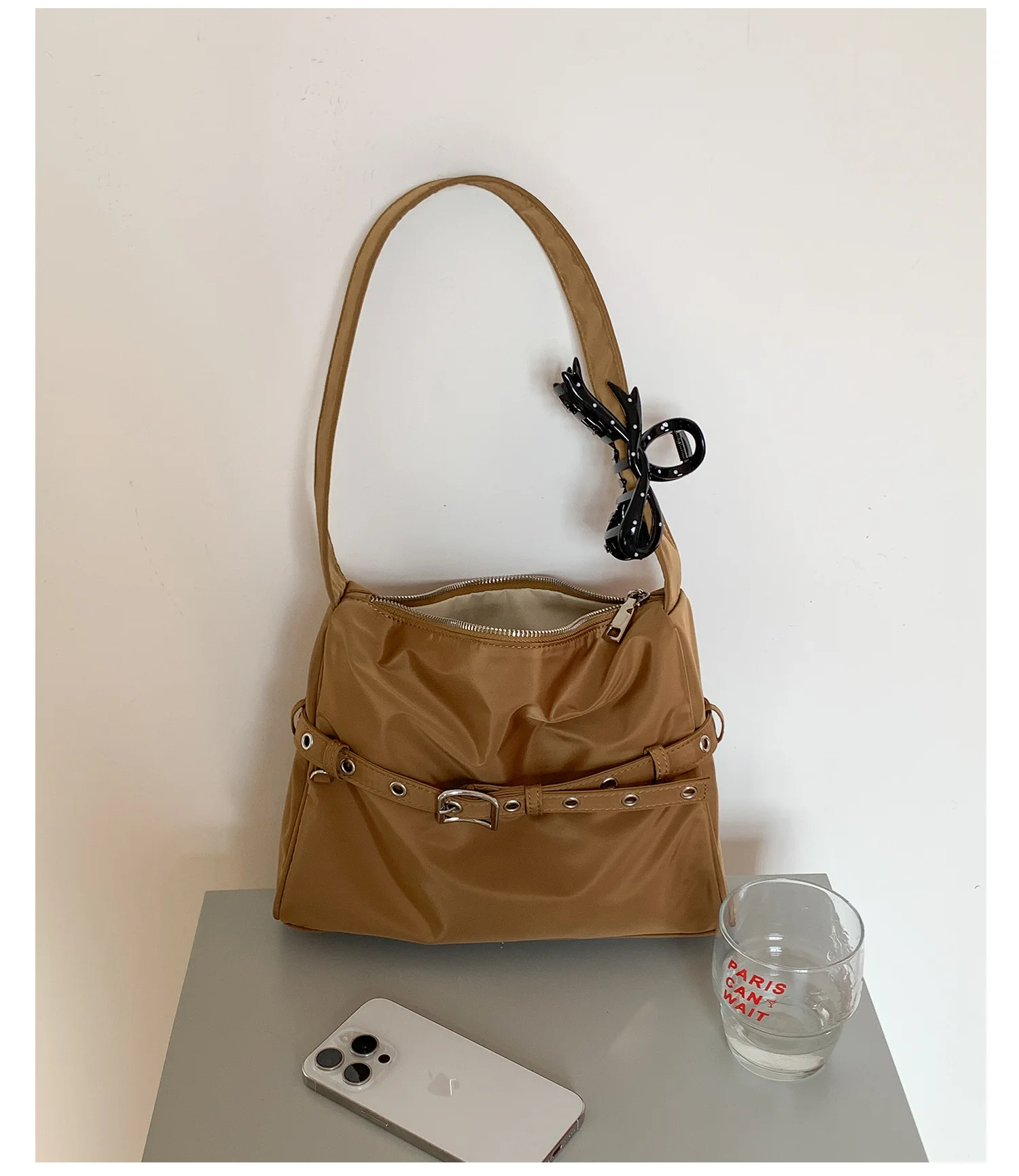 حقائب كتف جديدة ذات سعة كبيرة لعام 2025 حقائب يد نسائية بسيطة بلون سادة من النايلون بتصميم متخصص حقيبة تحت الإبط للسيدات