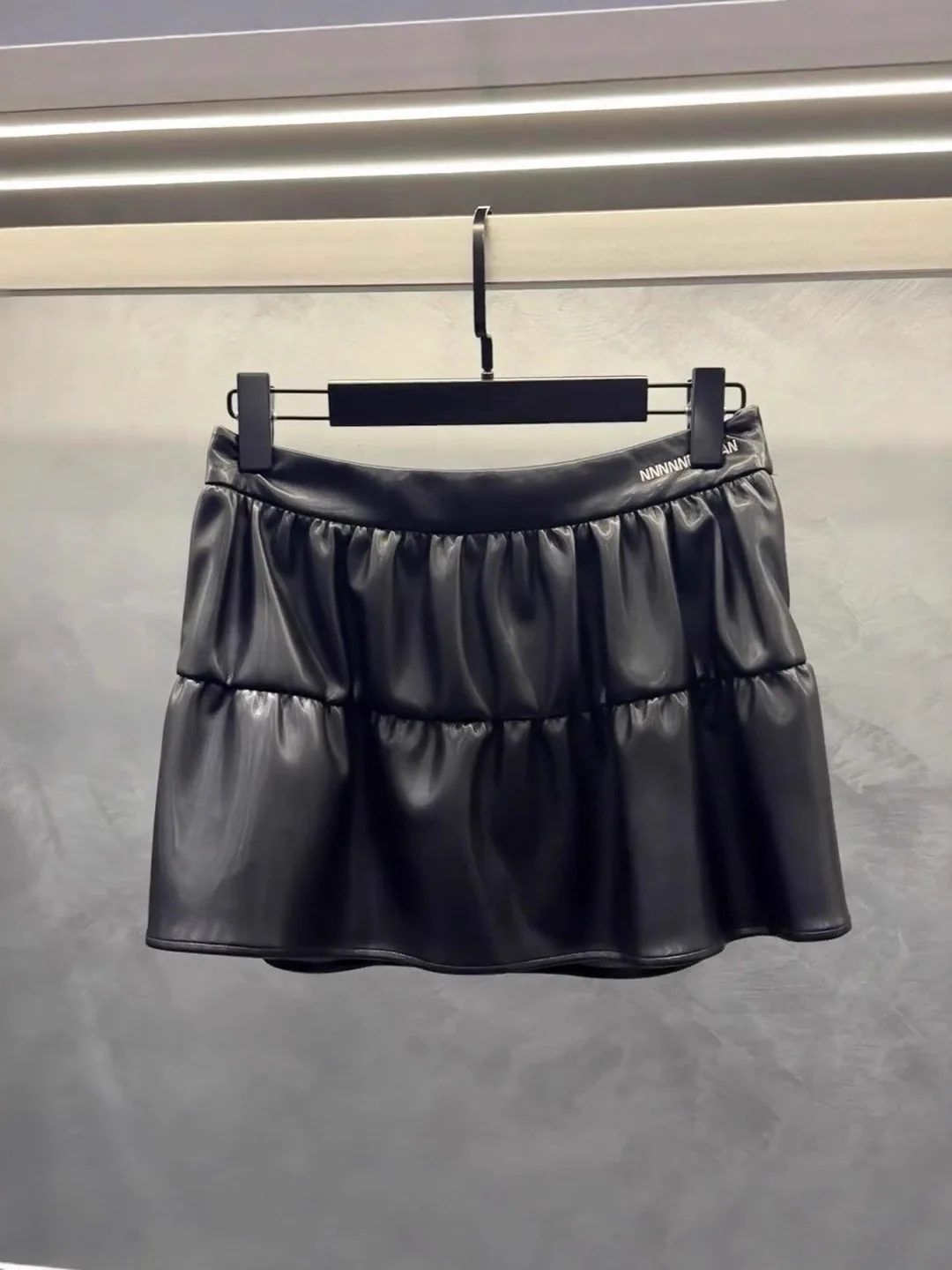 

Modern ort Skirt Double Layer Pleated Bla Leather Skirt Women's Faion Spring 2026 Logo Embroidery f-length Skirt