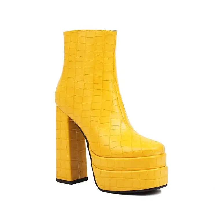 

Модные и минималистичные женские ботинки на осень и зиму. Сапоги на платформе на толстом каблуке. Женская обувь с дизайном. Банкеты.