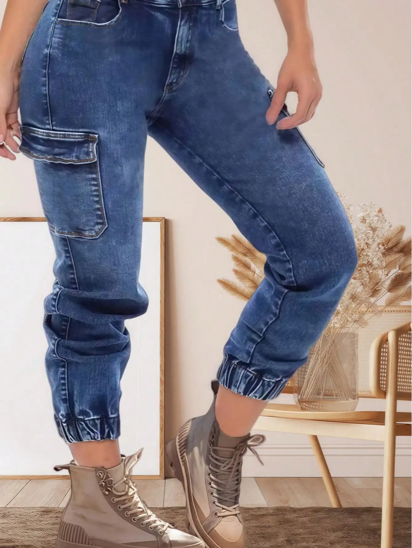 

Женские джинсы-карго со средней эластичностью, эластичными манжетами, эффектом потертости и множеством карманов для уличного стиля