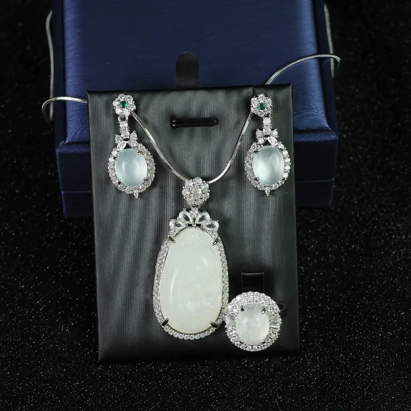 

Новый натуральный комплект из трех предметов цвета High Ice White, изысканный и модный