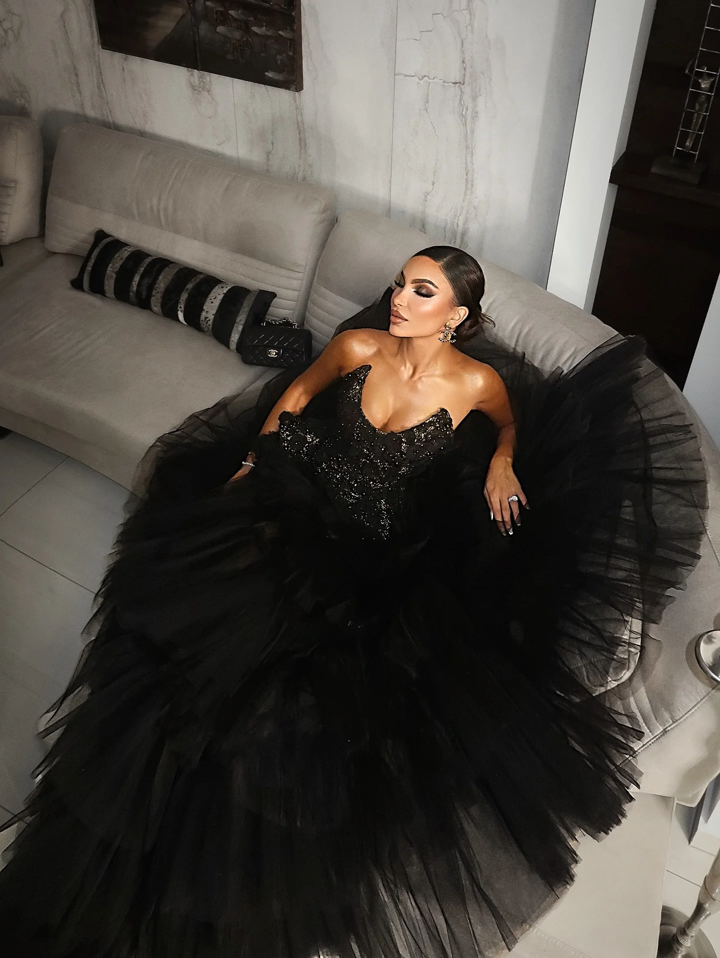 فستان سهرة رسمي مزين بالترتر بدون حمالات باللون الأسود، خط عنق على شكل قلب، طول الأرض للحفلات الراقصة على السجادة الحمراء