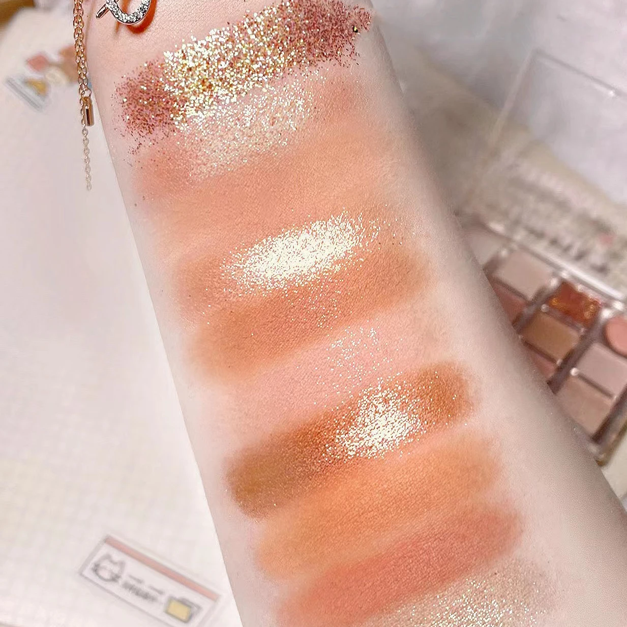 美しい12色のアイシャドウパレット、パールのような砕いたグリッター、マットミルクティー、アースカラーのスパンコール、細かい輝きのナチュラルアイシャドウ