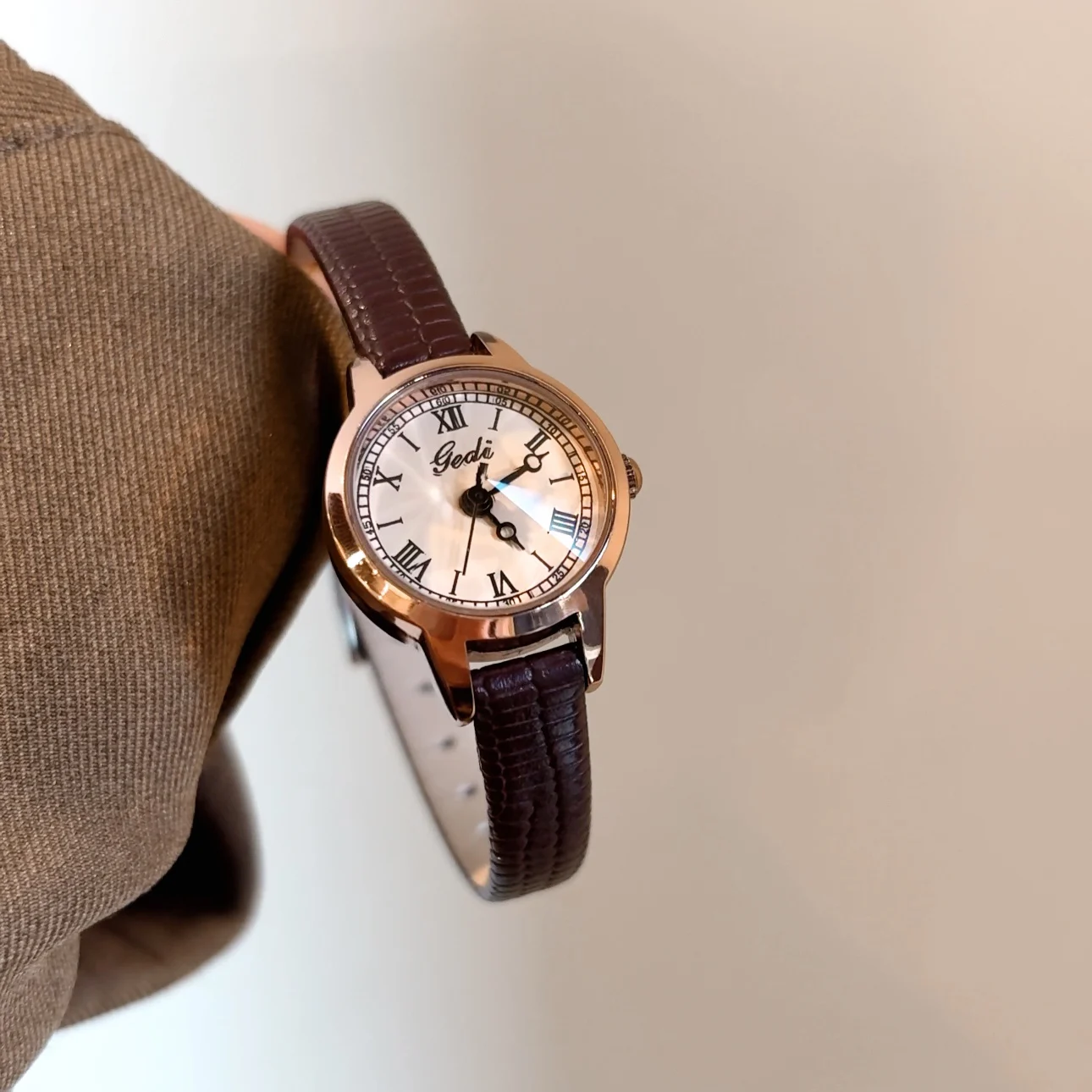 

New Small And Exquisite Retro Women'S Watch, With A Light Luxury And High-End Feel, Small Dial Design, Student Quartz Watch.