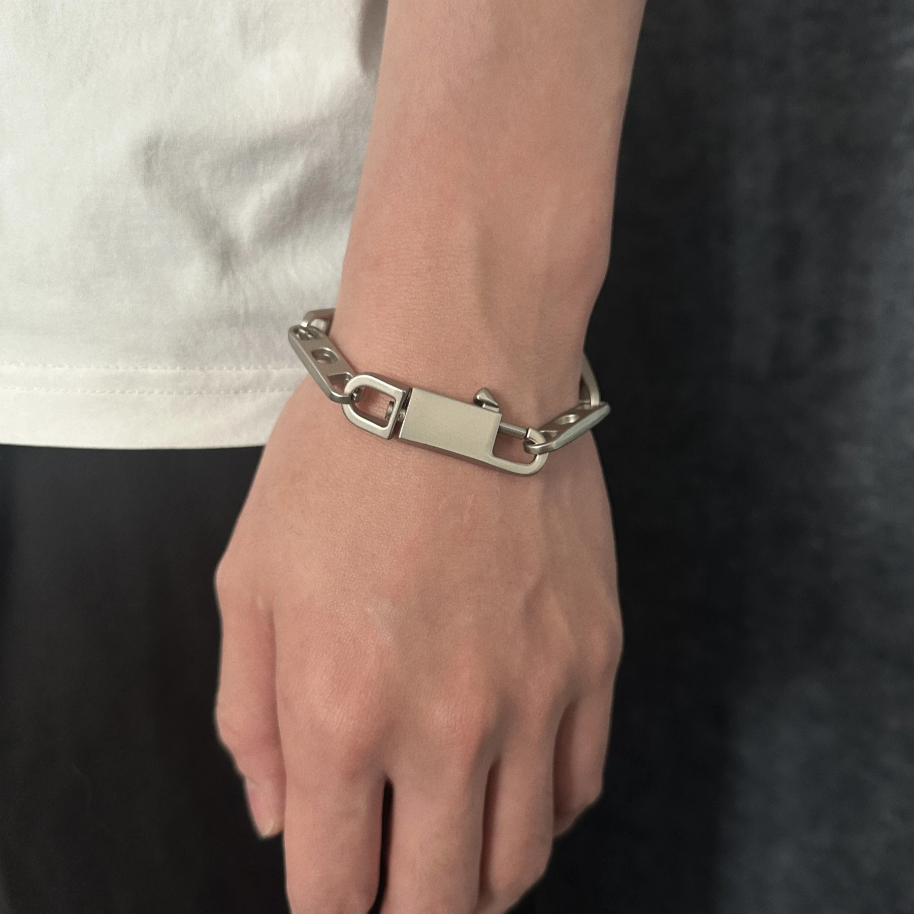 Classic Locking Clasp Bracelet, Made of Metal, Adjustable and Spliced, Punk and Hip-Hop Style, Couple Model.