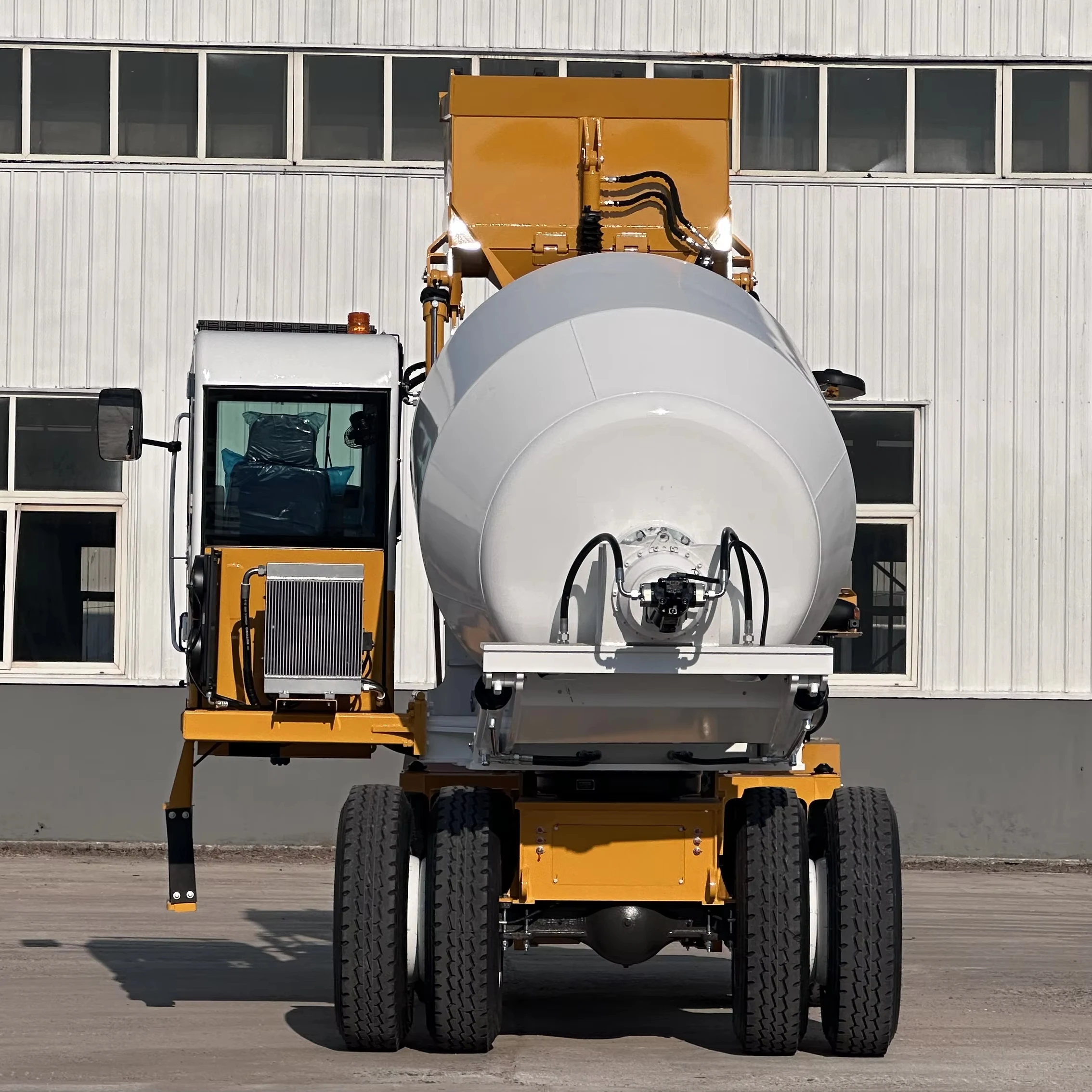 Self Loading Mixer Truck Convenient for Short Distance Construction Transport