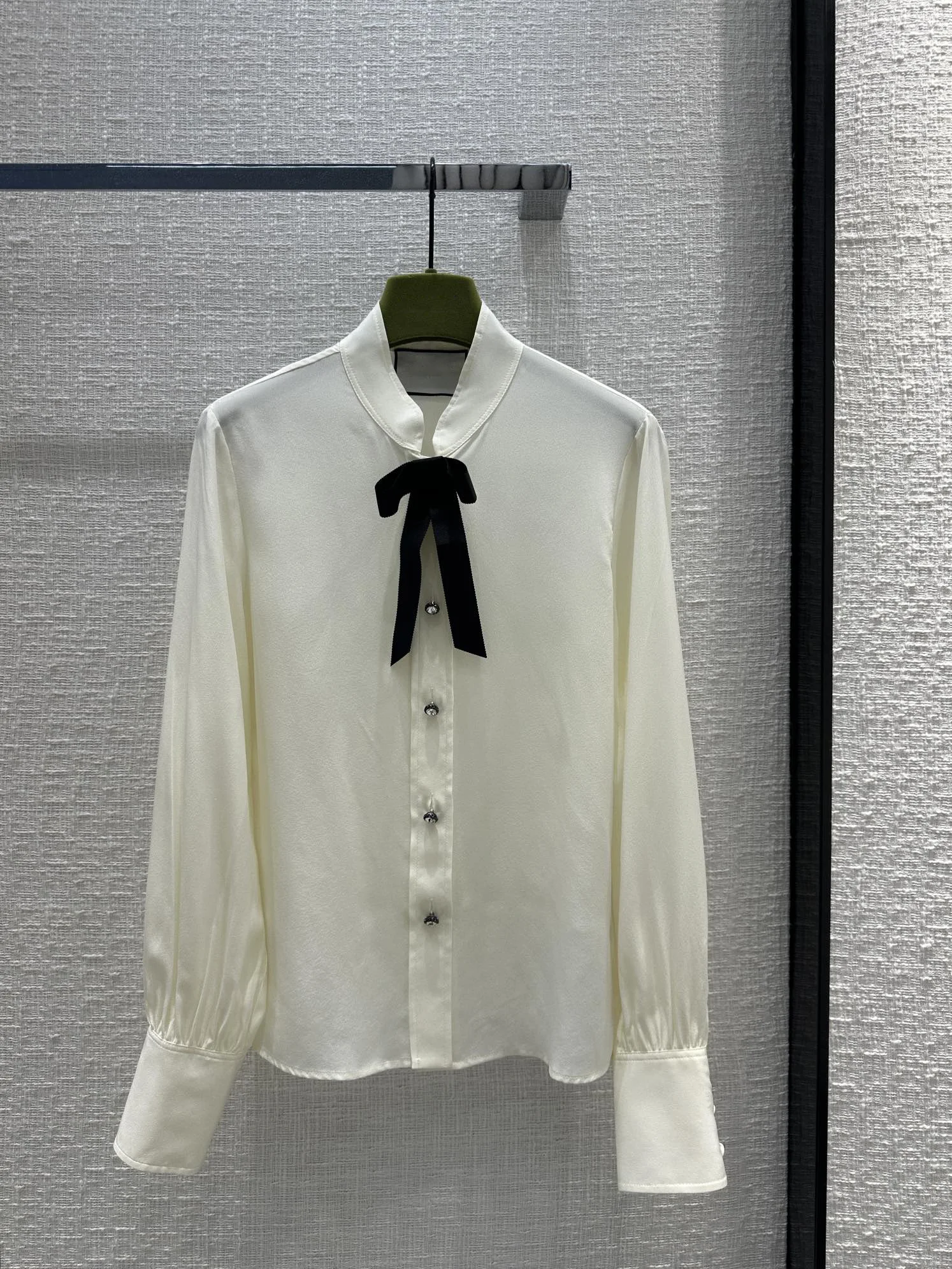 

Women's Clothing Bow web stand collar shirt. 100% silk, great texture. Age-reducing girlish temperament