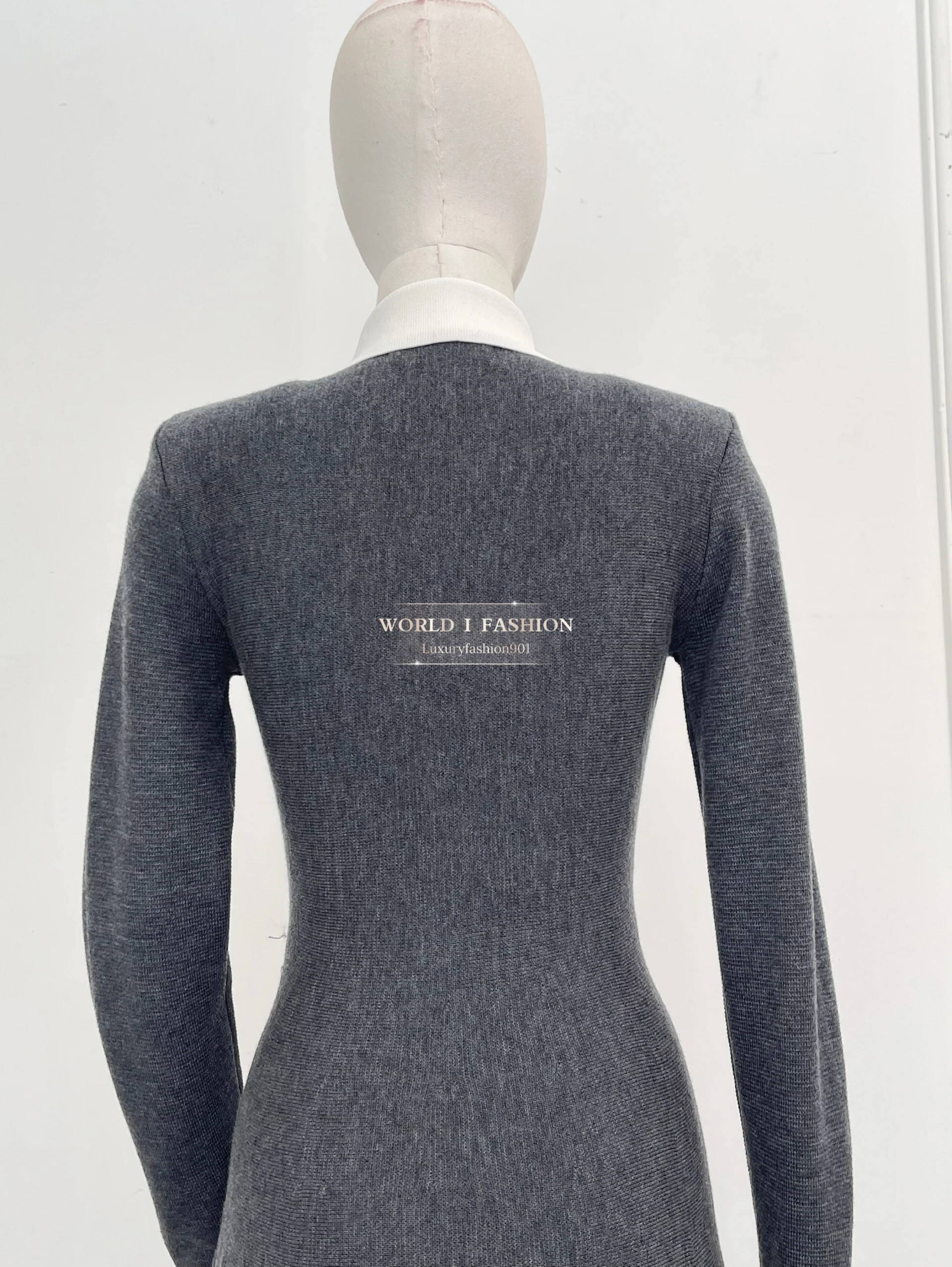 Mini abito da donna elegante con pieghe ritagliate a maniche lunghe grigio di alta qualità