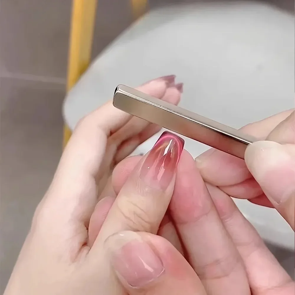 

Магнитная ручка для нейл-арта с 3D-эффектом кошачьего глаза — идеально подходит для создания дизайна ногтей своими руками. Поставляется с двусторонней магнитной кисточкой.